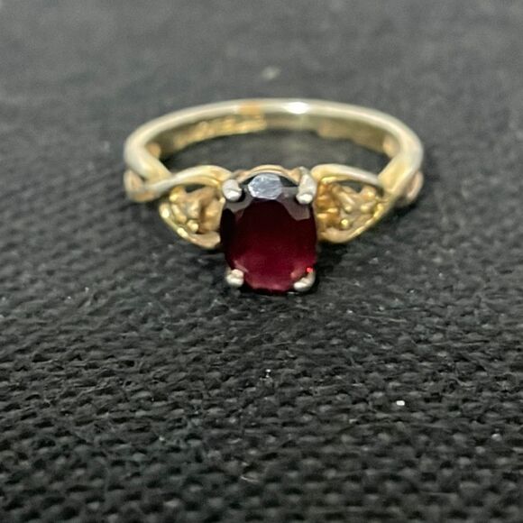 COPY - Ring with a dark red stone - Picture 2 of 7